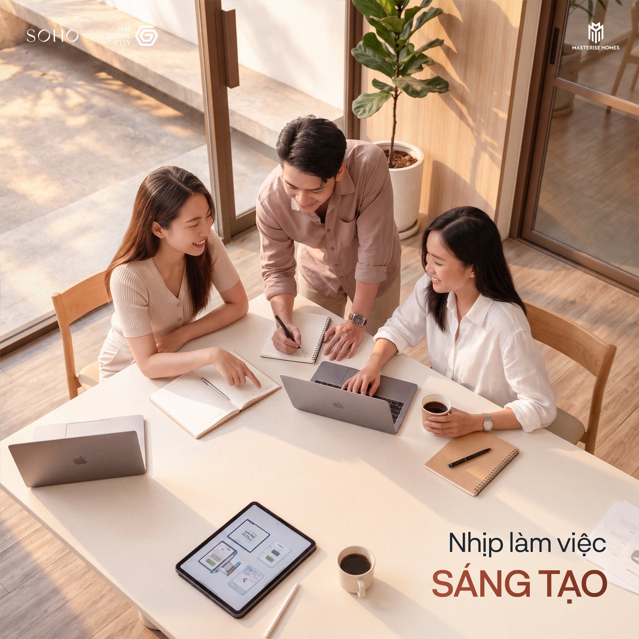 Ảnh chụp ba người trẻ đang làm việc cùng nhau tại một bàn lớn trong không gian văn phòng hiện đại, có máy tính xách tay, máy tính bảng và sổ ghi chép. Các logo SOHO, THE GLOBAL CIT