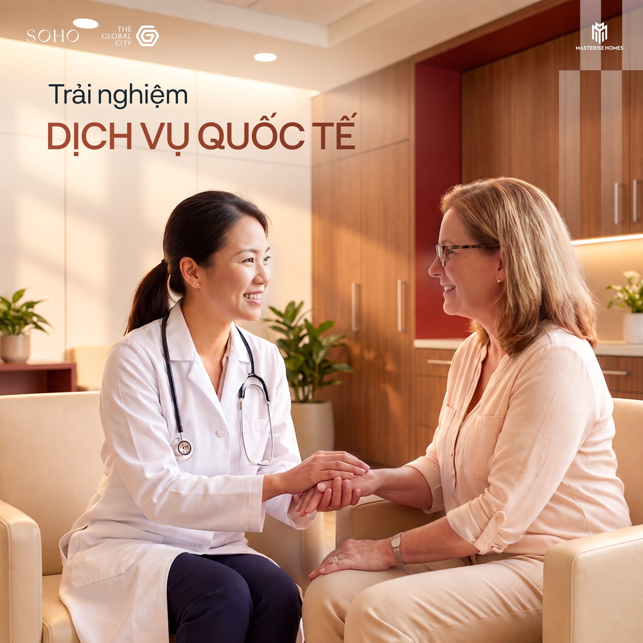 Ảnh chụp một nữ bác sĩ đang trò chuyện và nắm tay một bệnh nhân nữ lớn tuổi trong một phòng khám hoặc không gian tư vấn hiện đại, cả hai đều mỉm cười. Các logo SOHO, THE GLOBAL CIT