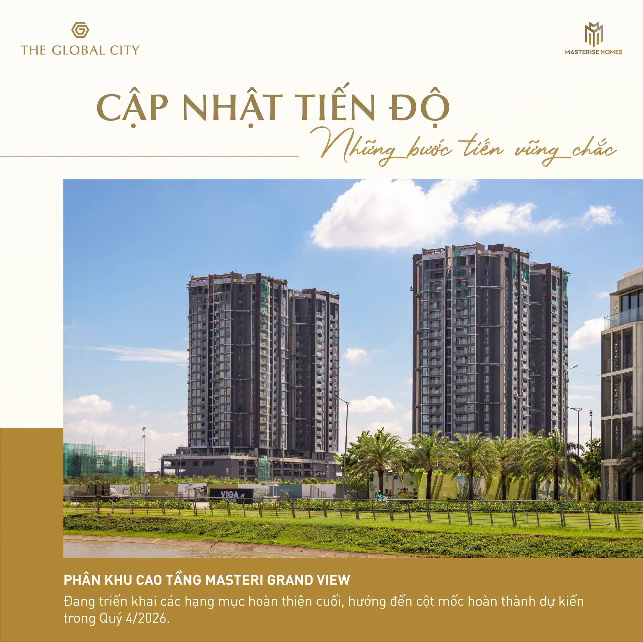 Ảnh chụp hai tòa nhà cao tầng đang trong quá trình hoàn thiện, có cần cẩu và lưới bao quanh một phần. Phía trước là bãi cỏ xanh và đường. Dưới ảnh có chú thích về tiến độ của phân