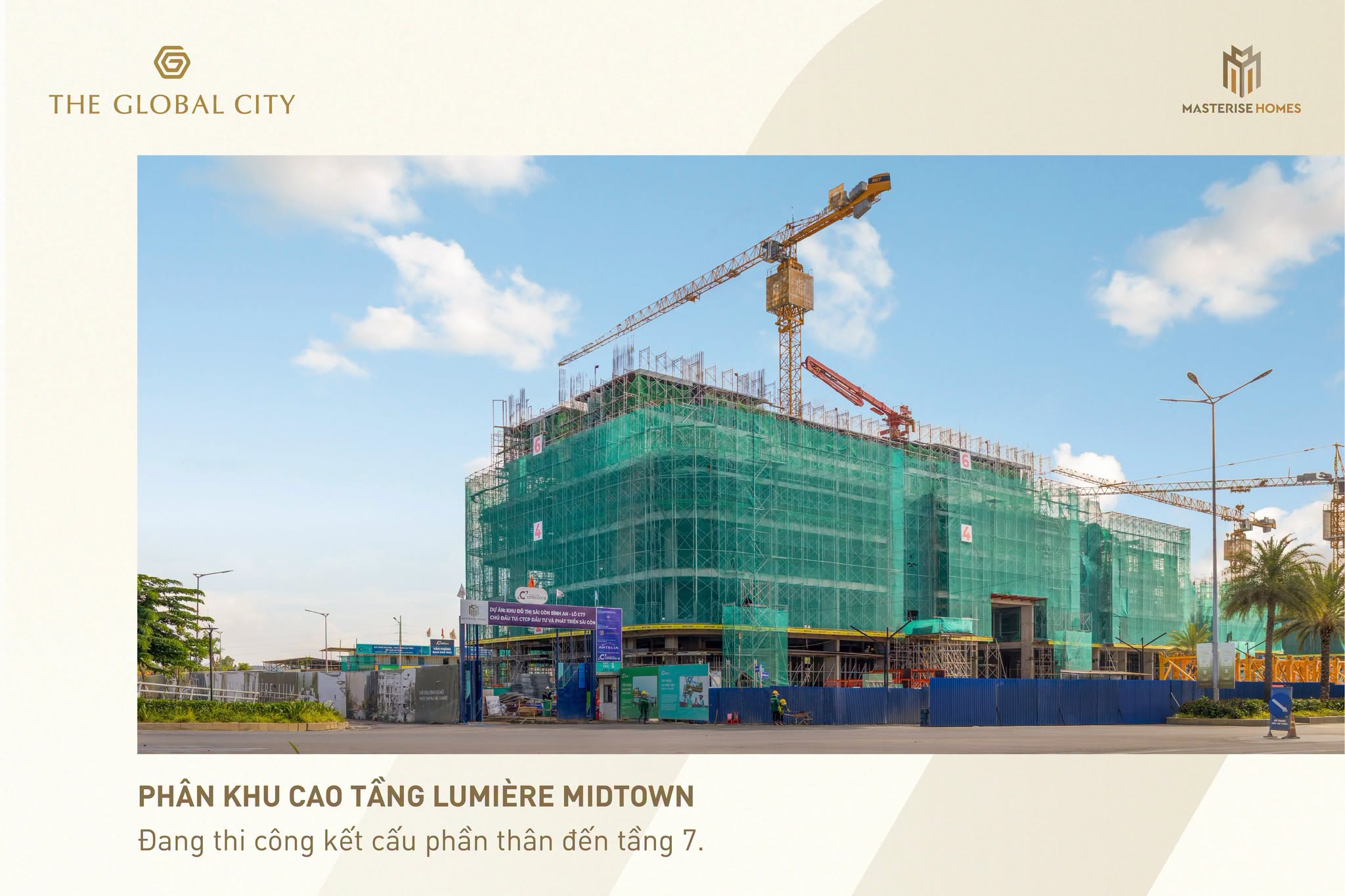 Ảnh chụp một tòa nhà cao tầng đang xây dựng dở dang, được bao phủ bởi lưới xanh và nhiều cần cẩu. Dưới ảnh có chú thích về tiến độ của phân khu Lumière Midtown.