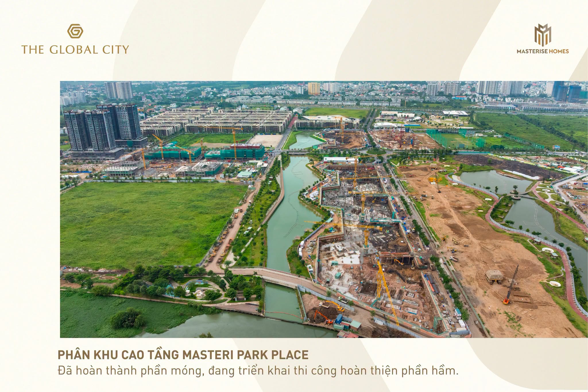 Ảnh chụp từ trên cao toàn cảnh một phần khu đô thị đang xây dựng với nhiều công trường, cần cẩu, hồ nước và cây xanh. Dưới ảnh có chú thích về tiến độ của phân khu Masteri Park Pla